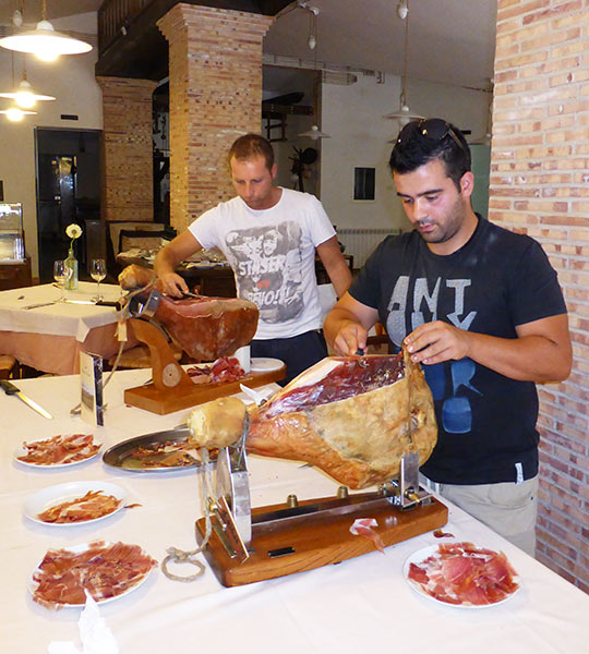 Corsi di taglio prosciutto a coltello, impiatto, taglieri di formaggi e  banconieri - Tagliato Per il Gusto